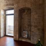 ...e monofore murate. Data l�antichit� degli elementi architettonici capiamo di essere all�interno dell�originaria casa-torre medievale che fu inglobata in seguito nel palazzo